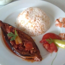 фаршированный баклажан с рисом на тарелке