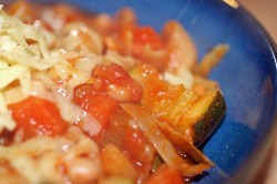 блюдо из кабачков, сыра, помидор и макарон