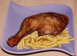 куриная ножка с макаронами в тарелке