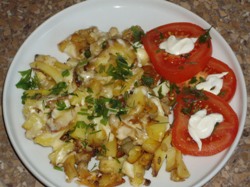 картошка по французски с помидорами на тарелке