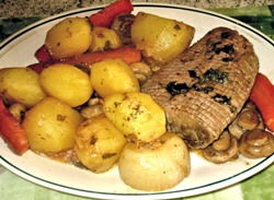 картошка с грибами и мясом на тарелке