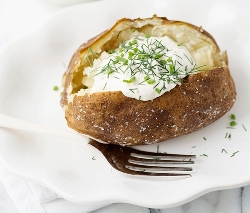 картошка со сметаной на тарелке