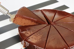 шоколадный кекс кусочками с глазурью