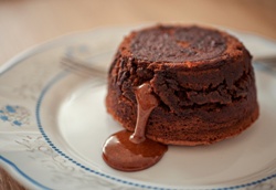 шоколадный кекс на тарелке
