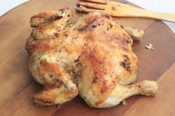 приготовленный цыпленок на доске