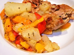 запеченные куриное мясо и овощи на тарелке