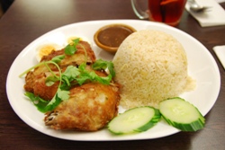 курица с рисом и овощами на тарелке