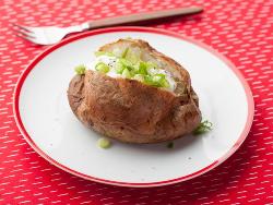 фаршированная картошка на тарелке