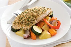 рыба с овощным гарниром на тарелке