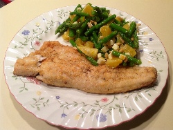 рыба с салатом на тарелке
