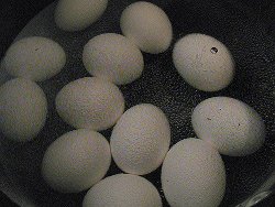Яйца варятся в кастрюле