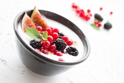 йогурт с ягодами в чашке