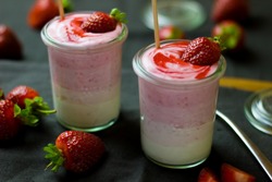 йогурт с клубникой в стаканах