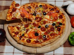 порезанная пицца на доске