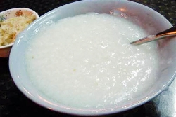 рисовая каша в тарелке