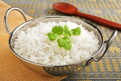 отваренный рис в тарелке